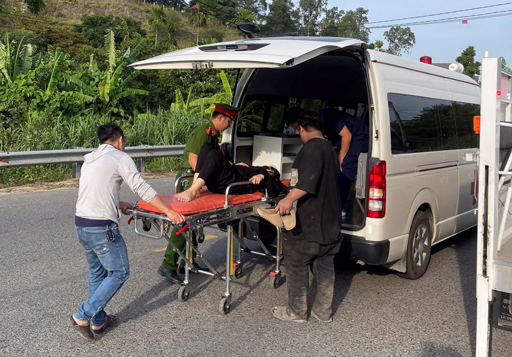 Kịp thời hỗ trợ thai phụ bị tai nạn giao thông đi cấp cứu - ảnh 1