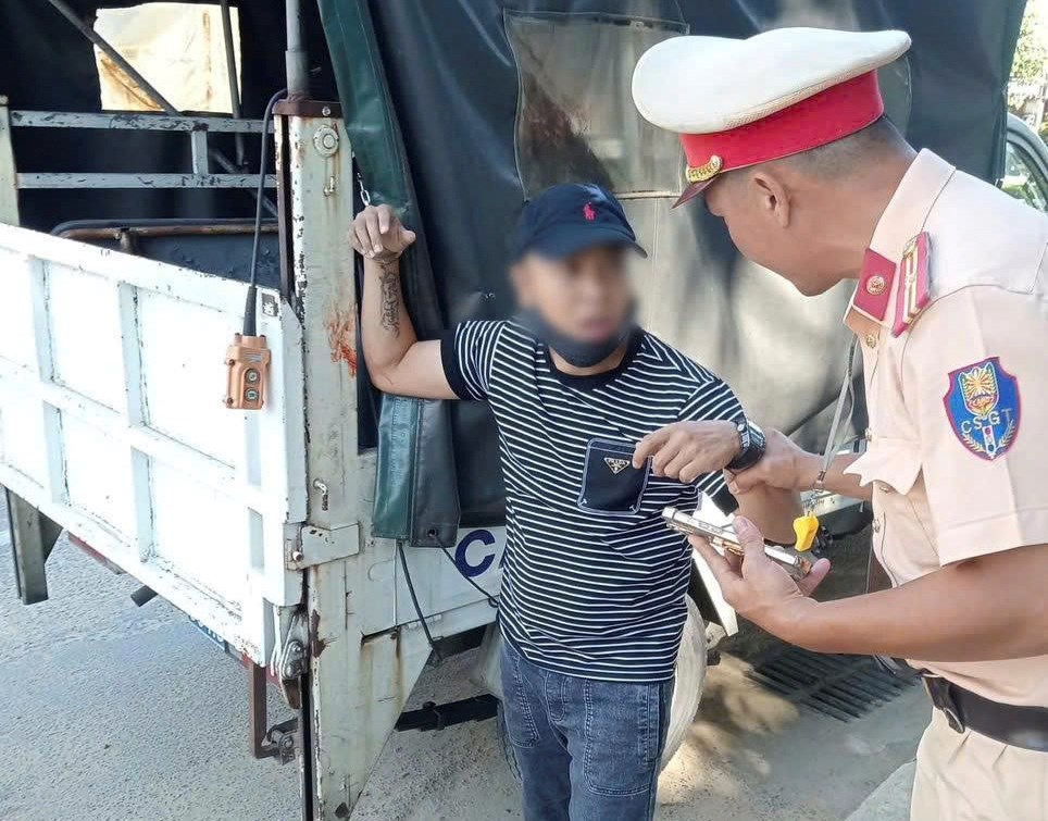 Tài xế Grab nhanh trí cầu cứu CSGT, thoát khỏi vị khách “ngáo đá”  - ảnh 1
