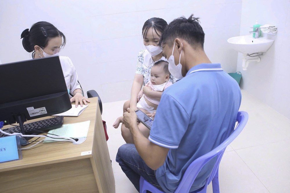 Trẻ nhập viện tăng do nắng nóng kéo dài - ảnh 1