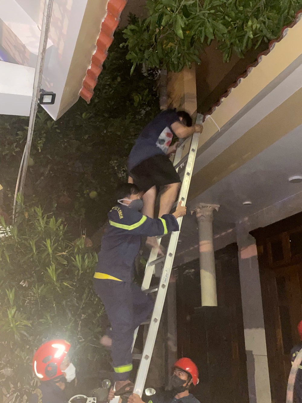 Giải cứu 5 người khỏi đám cháy trong đêm - ảnh 1