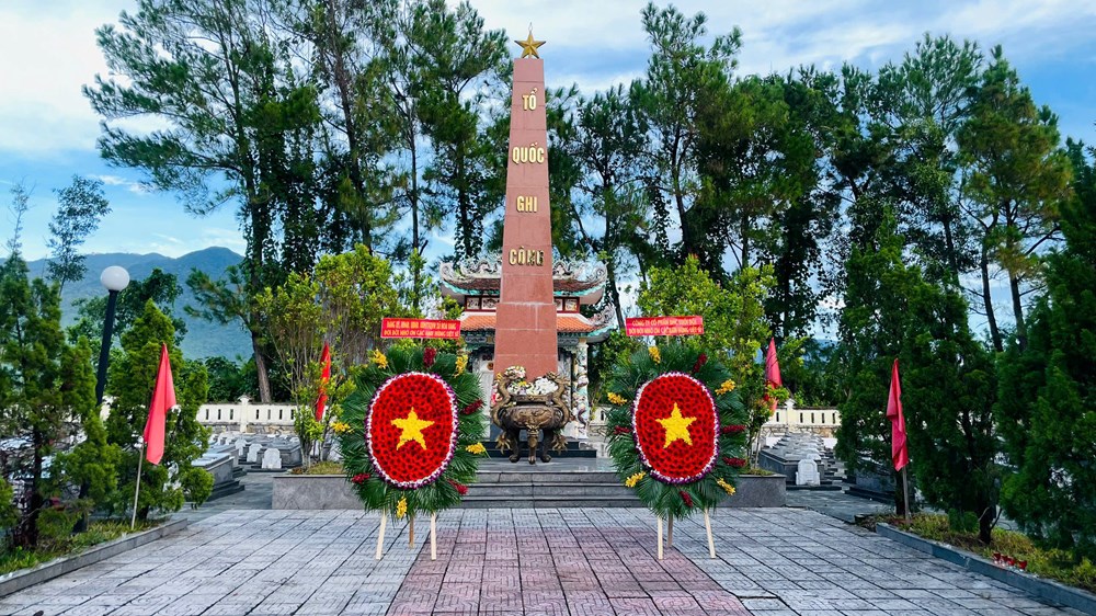 Khu du lịch Núi Thần Tài dâng hương tri ân liệt sĩ và trao quà cho gia đình chính sách tại Hòa Vang - ảnh 1