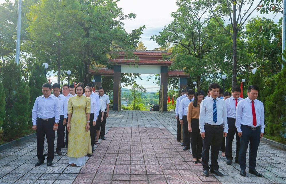 Khu du lịch Núi Thần Tài dâng hương tri ân liệt sĩ và trao quà cho gia đình chính sách tại Hòa Vang - ảnh 2