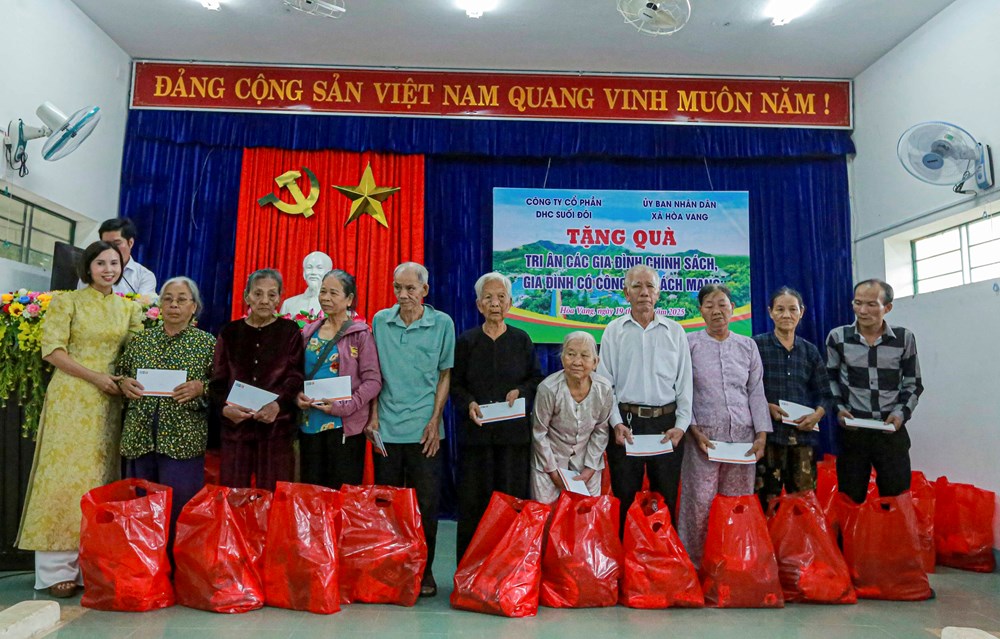 Khu du lịch Núi Thần Tài dâng hương tri ân liệt sĩ và trao quà cho gia đình chính sách tại Hòa Vang - ảnh 4