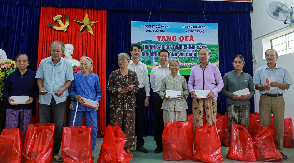 Khu du lịch Núi Thần Tài dâng hương tri ân liệt sĩ và trao quà cho gia đình chính sách tại Hòa Vang - ảnh 3