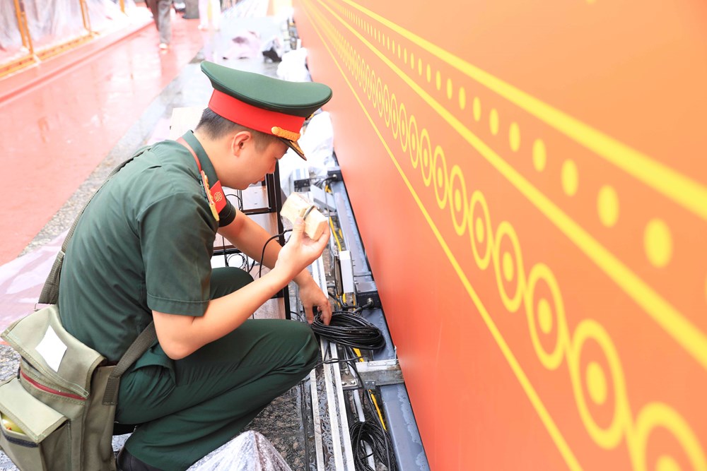 Bộ trưởng Nguyễn Văn Hùng kiểm tra, nghiệm thu hệ thống âm thanh phục vụ Lễ kỷ niệm, diễu binh, diễu hành 80 năm Quốc khánh - ảnh 6