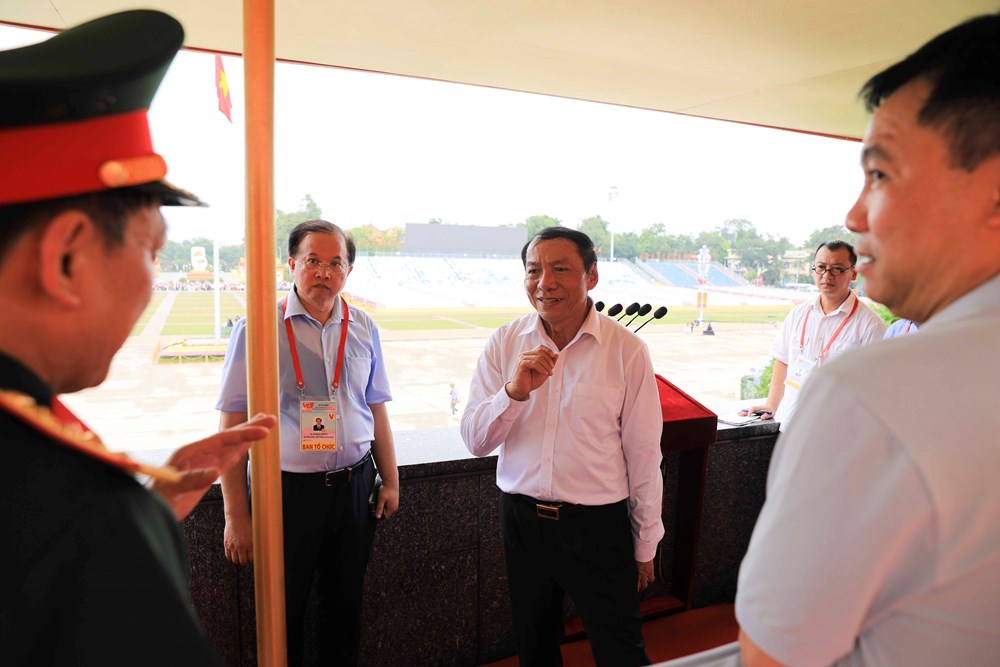 Bộ trưởng Nguyễn Văn Hùng kiểm tra, nghiệm thu hệ thống âm thanh phục vụ Lễ kỷ niệm, diễu binh, diễu hành 80 năm Quốc khánh - ảnh 2