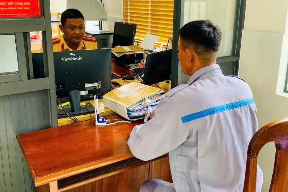 Xử phạt 9 triệu đồng người đàn ông lạng lách, đánh võng trên Quốc lộ 1 - ảnh 1