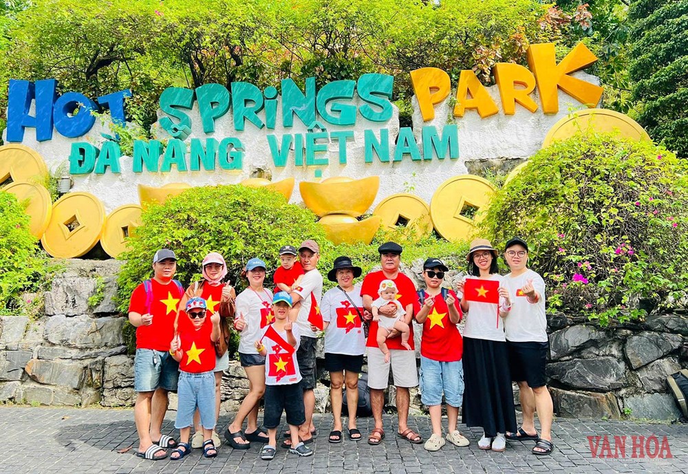 Du lịch Đà Nẵng đón 12,8 triệu lượt khách trong 8 tháng, doanh thu tăng mạnh - ảnh 2