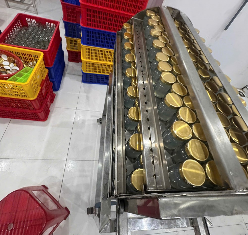 Triệt phá đường dây sản xuất, tiêu thụ gần 38.000 hũ nước yến chưng giả - ảnh 4