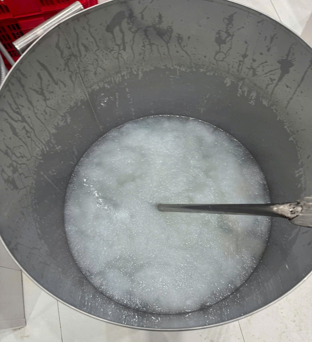 Triệt phá đường dây sản xuất, tiêu thụ gần 38.000 hũ nước yến chưng giả - ảnh 3