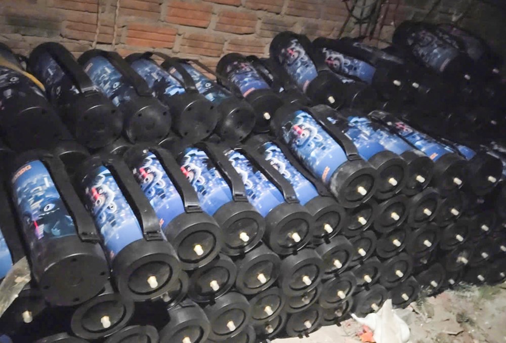 Đường dây mua bán, vận chuyển “khí cười” bị triệt phá, bắt 10 đối tượng - ảnh 2