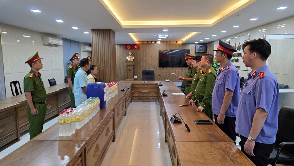Triệt phá cơ sở sản xuất giấm giả quy mô lớn - ảnh 1