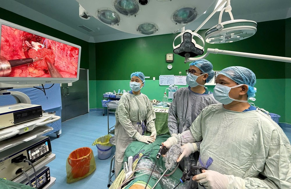Phẫu thuật thành công khối u vỏ bao thần kinh hiếm gặp dạng đồng hồ cát - ảnh 1