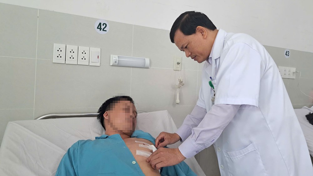 Phẫu thuật thành công khối u vỏ bao thần kinh hiếm gặp dạng đồng hồ cát - ảnh 2