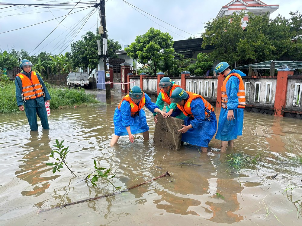 Tạm dừng tham quan bán đảo Sơn Trà do ảnh hưởng bão số 10 - ảnh 2