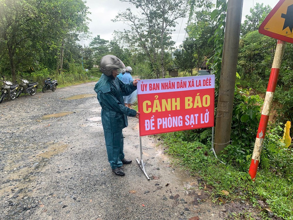Giải cứu 6 người trong ô tô bị cây xanh đè, nhiều tuyến đường sạt lở do bão số 10 - ảnh 5