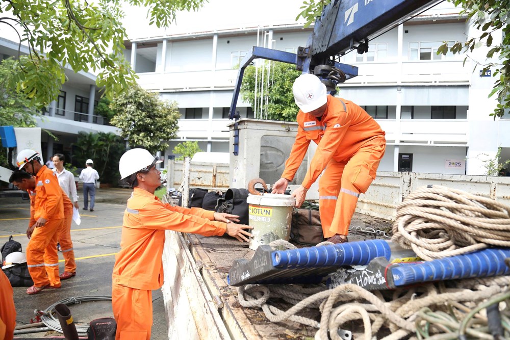 Khẩn trương khắc phục sự cố điện Quảng Trị, Hà Tĩnh sau bão số 10 - ảnh 2