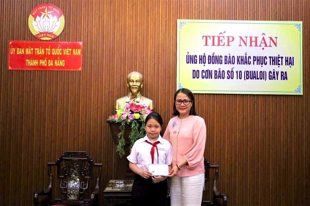 Nữ sinh Đà Nẵng đập heo đất ủng hộ gần 40 triệu đồng giúp đồng bào vùng bão - ảnh 2