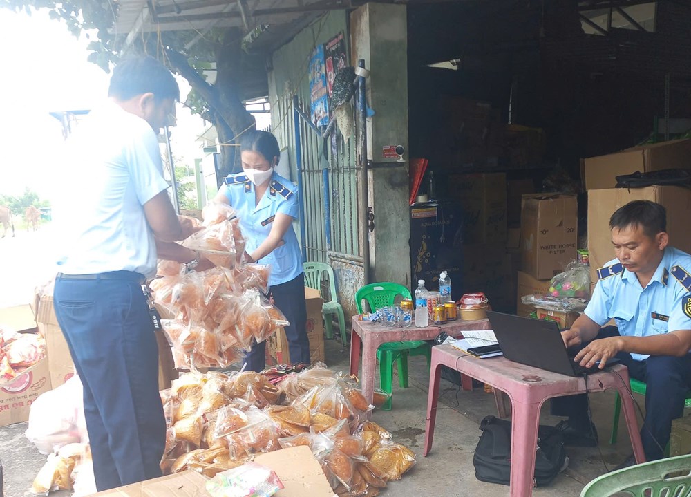 Xử phạt hai cơ sở kinh doanh hàng giả, hàng không rõ nguồn gốc - ảnh 2