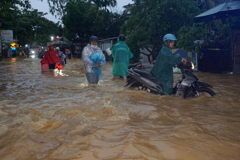 Mưa lớn gây ngập nhiều khu vực ở Đà Nẵng - ảnh 1