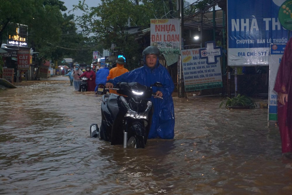 Mưa lớn gây ngập nhiều khu vực ở Đà Nẵng - ảnh 5