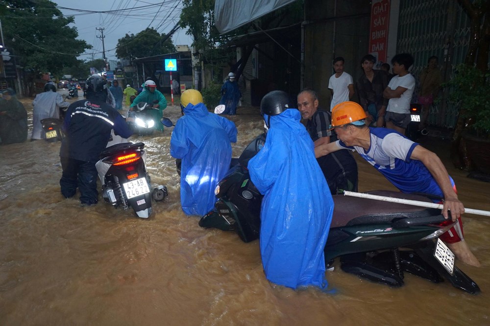 Mưa lớn gây ngập nhiều khu vực ở Đà Nẵng - ảnh 7