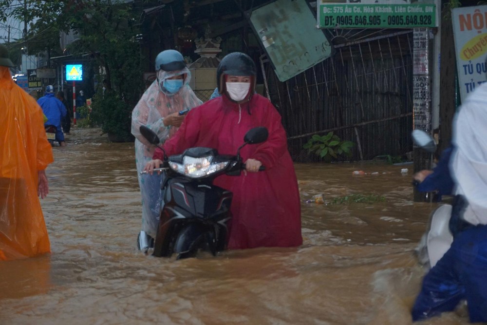 Mưa lớn gây ngập nhiều khu vực ở Đà Nẵng - ảnh 4