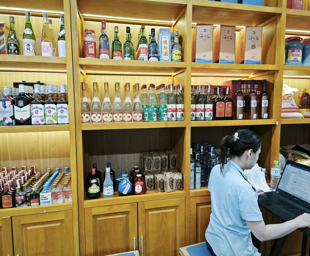 Hơn 2.000 sản phẩm rượu, thuốc lá, thực phẩm nhập lậu bị phát hiện ở Đà Nẵng - ảnh 1