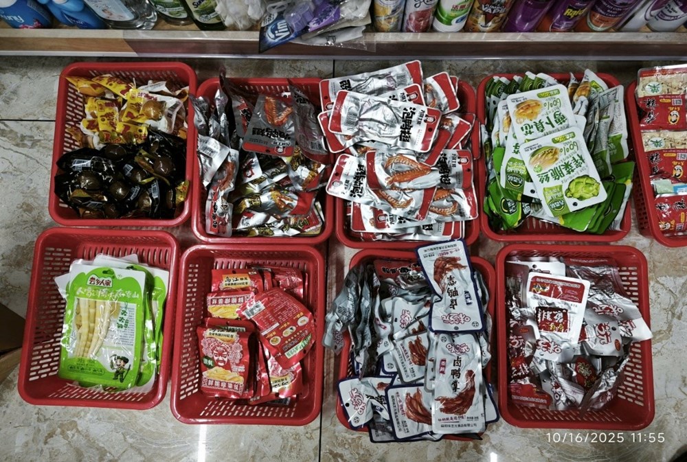 Hơn 2.000 sản phẩm rượu, thuốc lá, thực phẩm nhập lậu bị phát hiện ở Đà Nẵng - ảnh 3