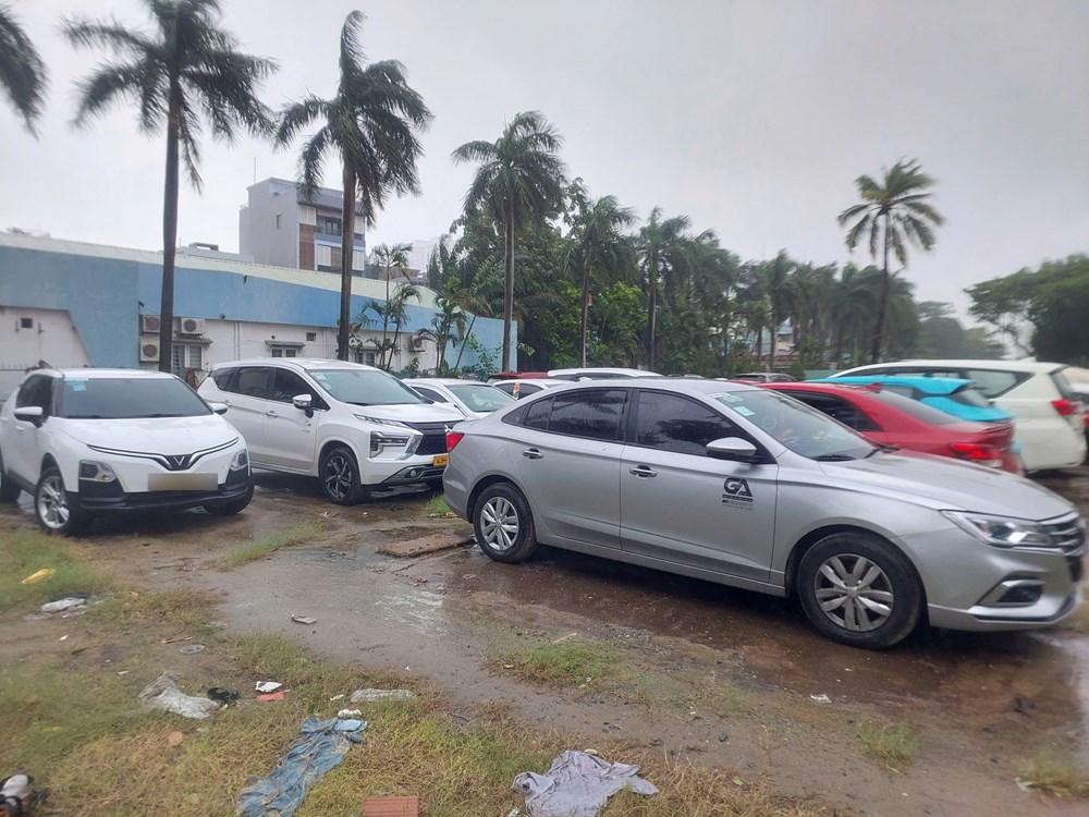 Người dân tất bật di dời ô tô, xe máy đến nơi an toàn trước bão số 12 - ảnh 3