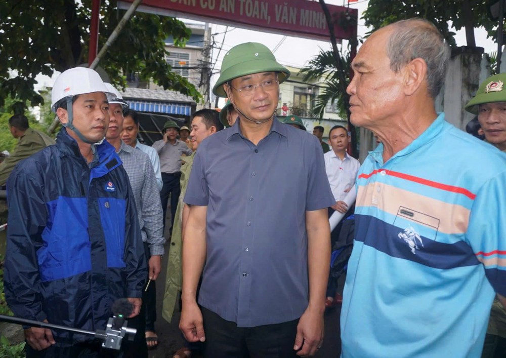 Bí thư Thành ủy Đà Nẵng kiểm tra công tác ứng phó bão số 12 tại khu vực “rốn lũ” đường Mẹ Suốt - ảnh 2
