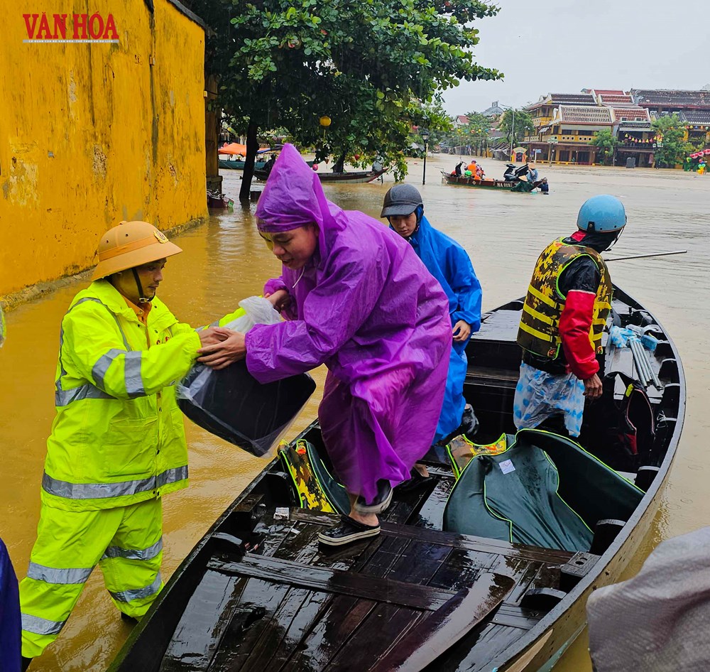 Nhiều tuyến phố ở Hội An ngập sâu trong lũ - ảnh 9