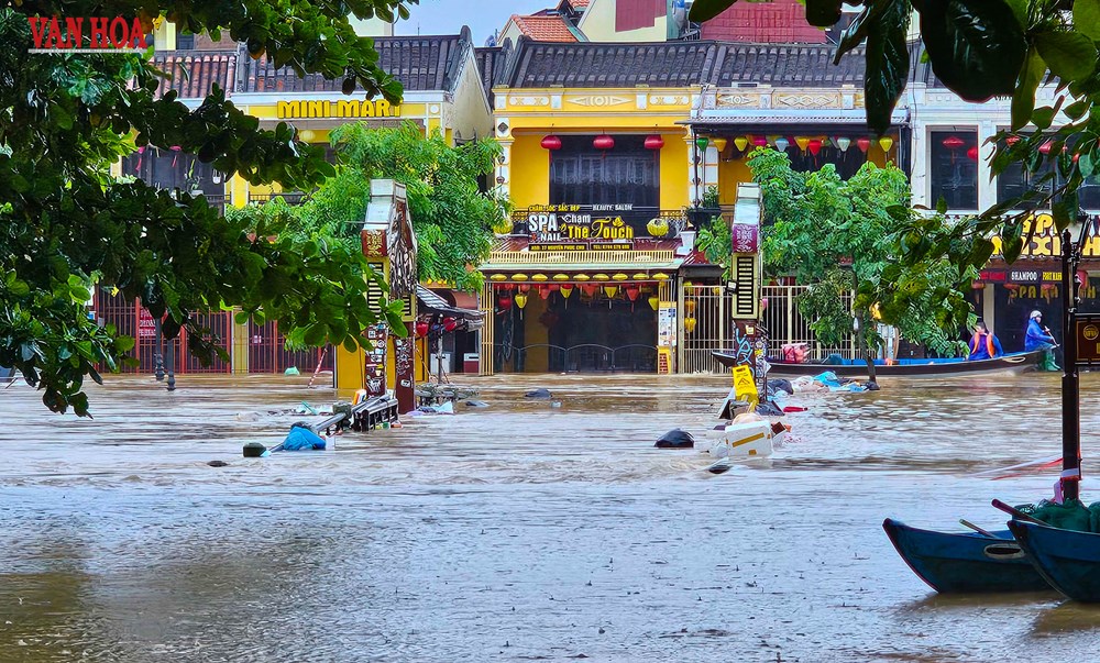 Nhiều tuyến phố ở Hội An ngập sâu trong lũ - ảnh 11
