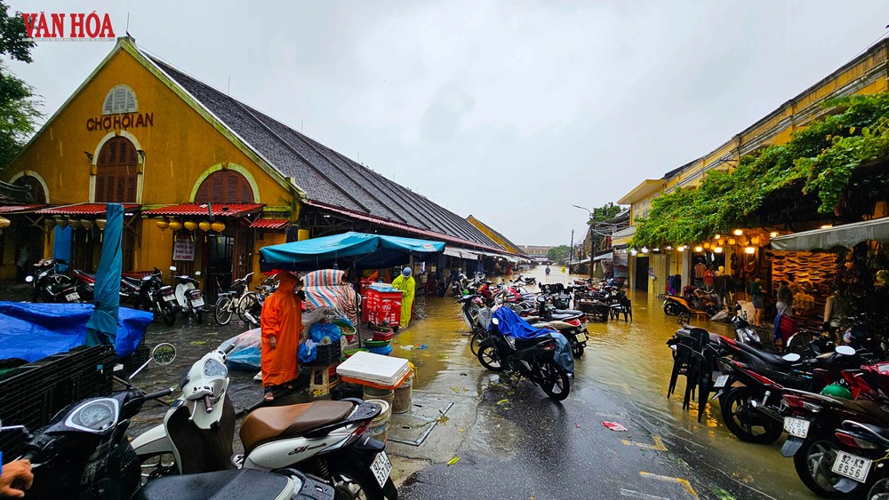 Nhiều tuyến phố ở Hội An ngập sâu trong lũ - ảnh 13
