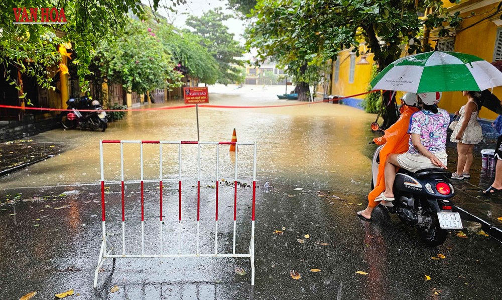 Nhiều tuyến phố ở Hội An ngập sâu trong lũ - ảnh 5