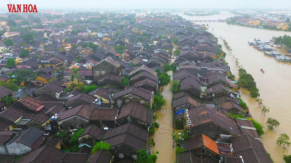 Nhiều tuyến phố ở Hội An ngập sâu trong lũ - ảnh 1