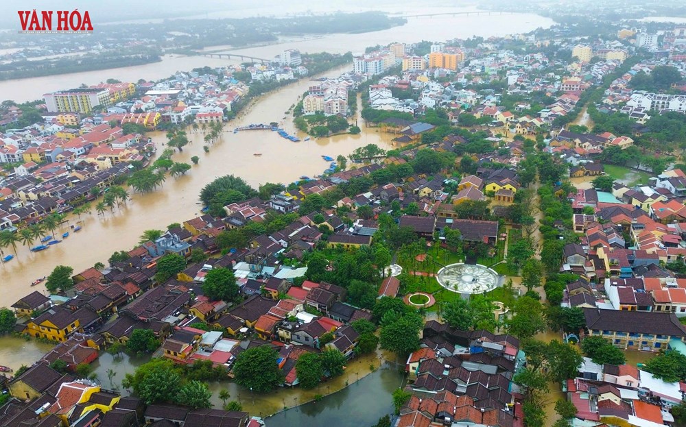 Nhiều tuyến phố ở Hội An ngập sâu trong lũ - ảnh 4