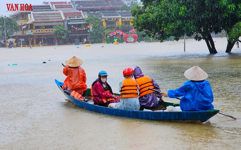 Nhiều tuyến phố ở Hội An ngập sâu trong lũ - ảnh 3