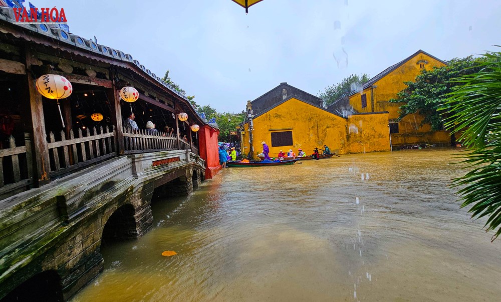 Nhiều tuyến phố ở Hội An ngập sâu trong lũ - ảnh 2