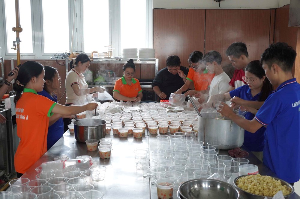 Sinh viên nấu 600 suất ăn gửi đến người dân vùng ngập lụt  - ảnh 2