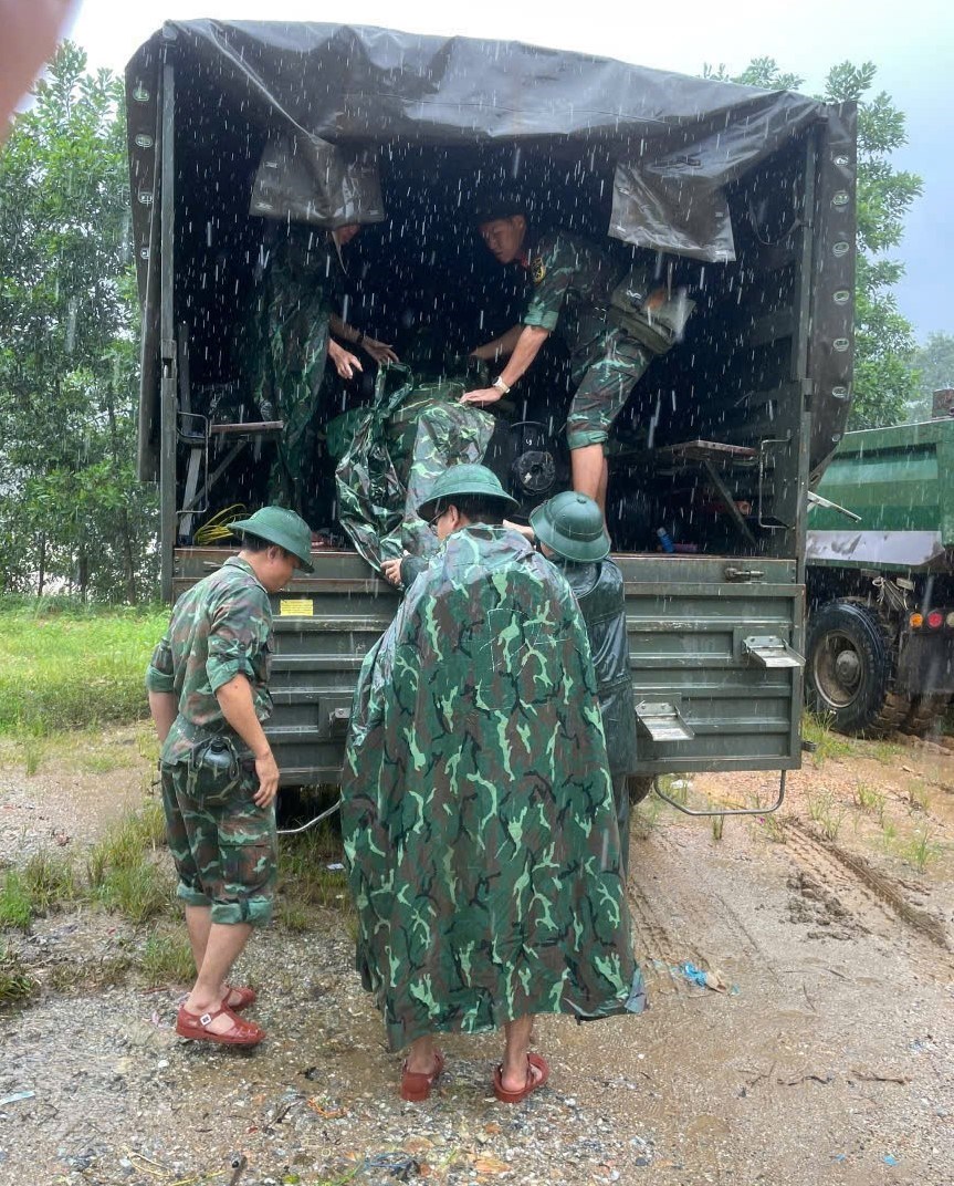 Dầm mưa, vượt lũ khôi phục “mạch máu” thông tin giữa vùng bị mưa lũ cô lập - ảnh 1