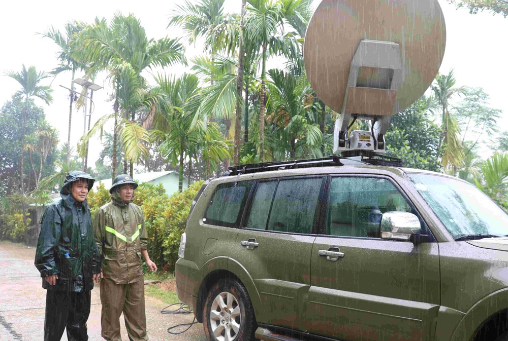 Dầm mưa, vượt lũ khôi phục “mạch máu” thông tin giữa vùng bị mưa lũ cô lập - ảnh 2