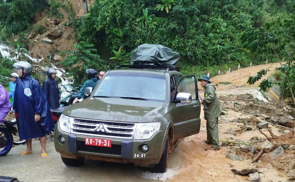 Dầm mưa, vượt lũ khôi phục “mạch máu” thông tin giữa vùng bị mưa lũ cô lập - ảnh 3