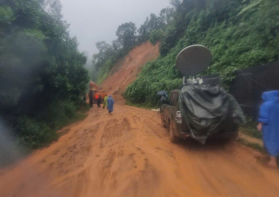 Dầm mưa, vượt lũ khôi phục “mạch máu” thông tin giữa vùng bị mưa lũ cô lập - ảnh 4
