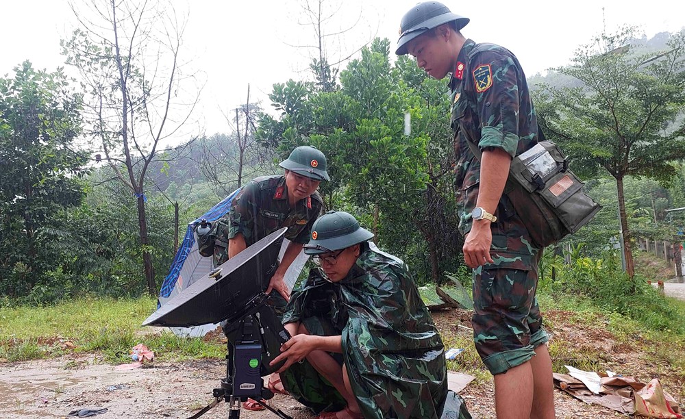 Dầm mưa, vượt lũ khôi phục “mạch máu” thông tin giữa vùng bị mưa lũ cô lập - ảnh 5