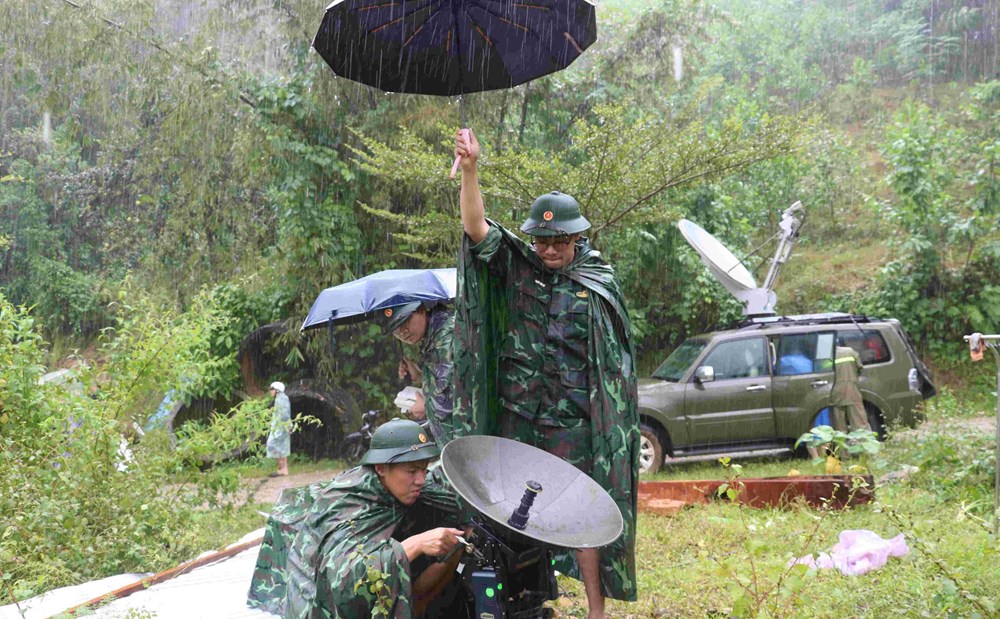 Dầm mưa, vượt lũ khôi phục “mạch máu” thông tin giữa vùng bị mưa lũ cô lập - ảnh 6