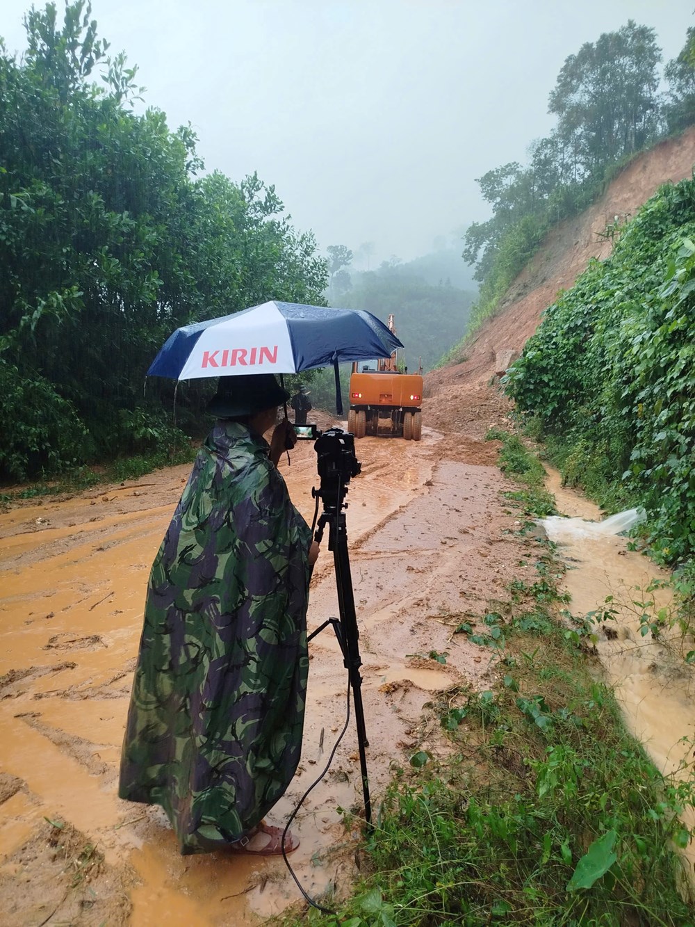 Dầm mưa, vượt lũ khôi phục “mạch máu” thông tin giữa vùng bị mưa lũ cô lập - ảnh 7