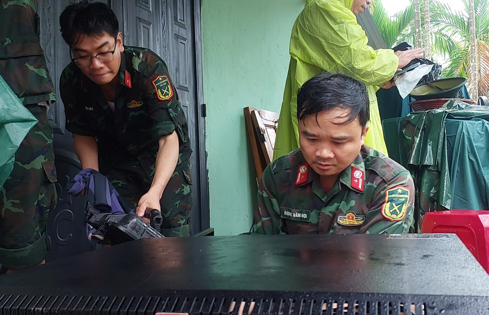 Dầm mưa, vượt lũ khôi phục “mạch máu” thông tin giữa vùng bị mưa lũ cô lập - ảnh 8