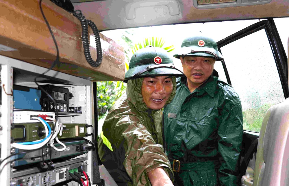 Dầm mưa, vượt lũ khôi phục “mạch máu” thông tin giữa vùng bị mưa lũ cô lập - ảnh 9