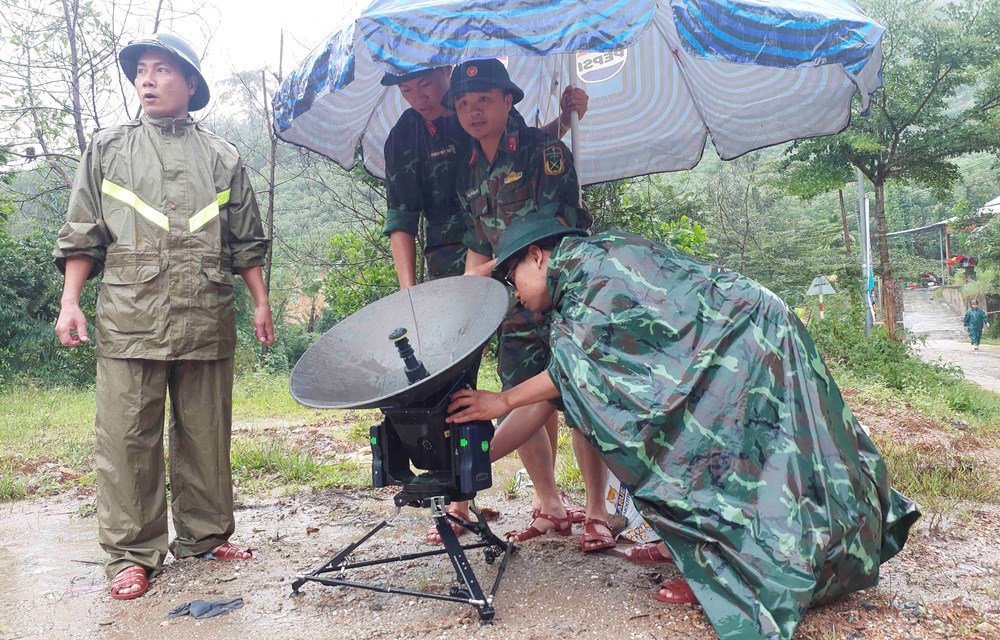 Dầm mưa, vượt lũ khôi phục “mạch máu” thông tin giữa vùng bị mưa lũ cô lập - ảnh 10